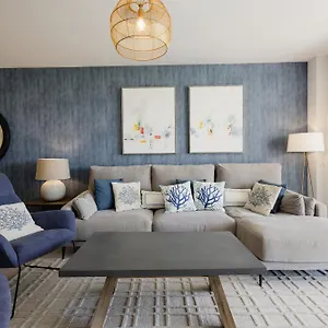 Luxurious 2 Bedroom Close To The In Apartment
